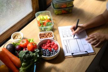 5 combinații de alimente care ajută organismul să absoarbă mai bine vitaminele și mineralele. Ce recomandă un nutriționist