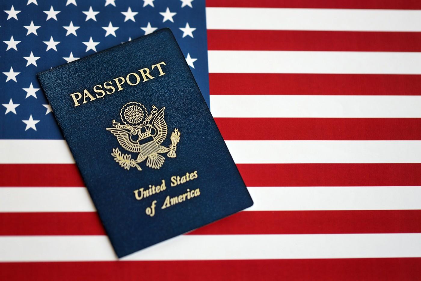 imagine cu pasaport si drapel american