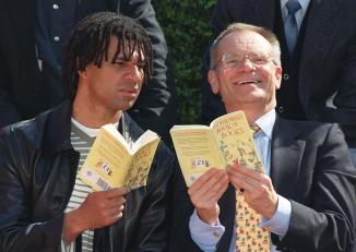 A murit Jeffrey Archer, autorul celebrului roman „Kane și Abel”. De ce a fost unul dintre cei mai controversați scriitori
