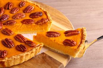 Tartă cu cheesecake de dovleac copt și nuci pecan. Desertul vedetă al toamnei