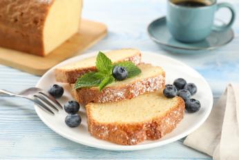 Pandișpan pufos cu afine, fără zahăr. Rețeta simplă pentru un desert cu doar 90 de calorii pe felie