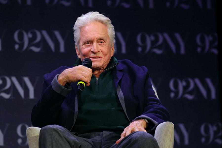 Michael Douglas dezvăluie că a slăbit 18 kilograme. Prin ce a trecut actorul: „Eram într-o situație gravă”