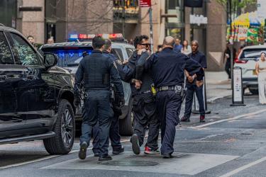 Un agent federal a împușcat un bărbat aflat în mașină cu un copil de 5 ani, la New York. Ce s-a întâmplat