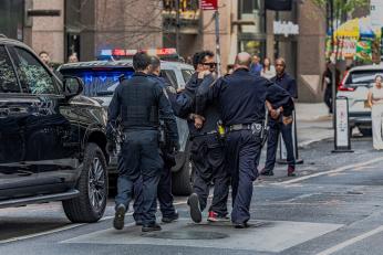 Un agent federal a împușcat un bărbat aflat în mașină cu un copil de 5 ani, la New York. Ce s-a întâmplat