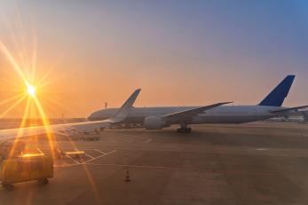 Mai multe companii aeriene suspendă zborurile spre Arabia Saudită, după atacurile asupra aeroportului din Riad
