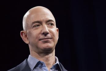 Jeff Bezos anunță cum ar putea inteligența artificială să schimbe săptămâna de lucru. Oamenii ar putea munci mai puțin