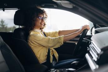 Cele mai periculoase poziții de condus. Experții avertizează șoferii să nu stea așa niciodată la volan