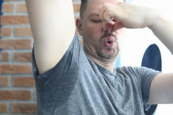 Cum îți speli corect hainele transpirate. Nu trebuie niciodată să le bagi direct în mașina de spălat, susțin experții