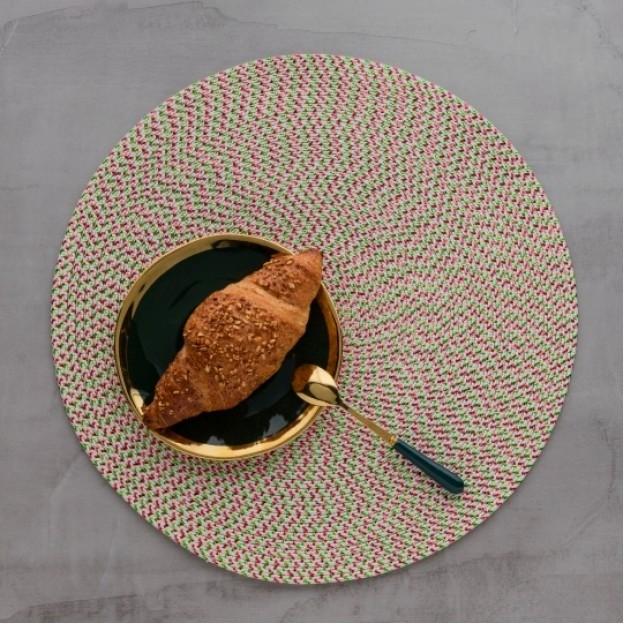 imagine cu napron si un vas cu un croissant