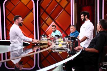 Chefi la cuțite, lider de audiență. Chef Richard i-a oferit aseară cuțitul de aur lui Alexandru Dodoaia