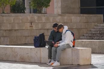 Un nou trend din mediul online sperie părinții din lumea întreagă. Sunt vizați băieții de data aceasta