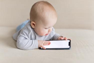 Cât de mult timp petrec bebelușii în fața ecranelor, în medie. Pericolul pe care mulți părinți îl ignoră