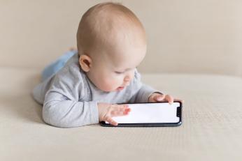 Cât de mult timp petrec bebelușii în fața ecranelor, în medie. Pericolul pe care mulți părinți îl ignoră