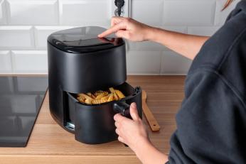 Cum folosești air fryer-ul greșit. Experții au dezvăluit de ce nu trebuie să-l lași niciodată pe blat