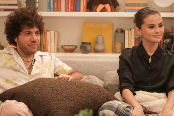 Selena Gomez i-a sărutat picioarele murdare soțului său, după controversa din mediul online