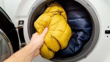 Cum și cât trebuie spălate gecile de iarnă. Regula de aur atunci când le pui la mașina de spălat