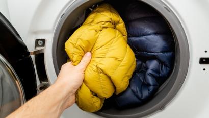 Cum și cât trebuie spălate gecile de iarnă. Regula de aur atunci când le pui la mașina de spălat