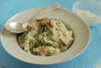 Risotto cremos cu sparanghel și bacon. Un preparat ideal pentru un prânz savuros sau cină