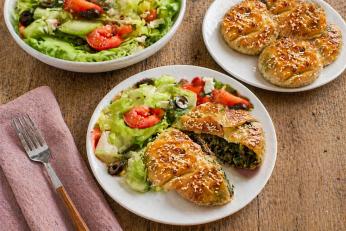 Plăcinte cu spanac și verdețuri de primăvară, servite cu salată de legume proaspete