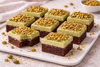 Brownie cu cremă de fistic – desert intens, cremos și elegant