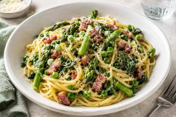 Carbonara cu legume și verdețuri de primăvară. O interpretare delicioasă a celebrei rețete din bucătăria italiană