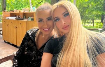 Sarah Dumitrescu a apărut pentru prima oară cu iubitul ei. Cine o face fericită pe fiica Anamariei Prodan