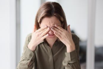 De ce nu trebuie să îți freci ochii niciodată, potrivit experților. Riscul la care te expui fără să îți dai seama