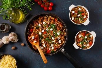 Risoni grecesc cu pui. Un preparat care se poate găti dintr-un foc și are un gust delicios