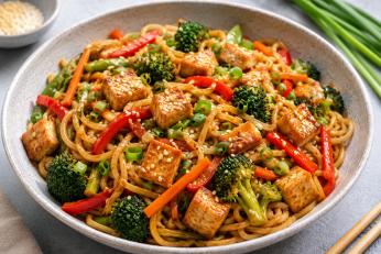 Tăiței cu tofu și legume la wok. Rețetă rapidă pentru o cină sănătoasă și plină de savoare