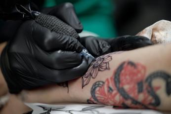 Un român a fost condamnat la închisoare din cauza tatuajelor de pe corp. Ce avea inscripționat pe piele: „Eram tânăr și prost...”
