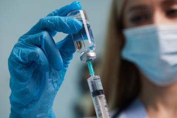Primul vaccin creat de AI va fi testat pe oameni. Ce efect ar avea în corp