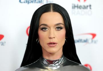 Katy Perry a strălucit într-o ținută argintie la a treia ceremonie a Campionatului Mondial care a a avut loc la Los Angeles