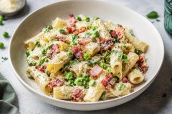 Paste cremoase cu mazăre și bacon. Rețetă simplă, rapidă și plină de savoare