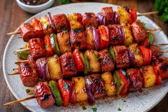 Frigărui de crenvurști cu legume, ananas și sos BBQ, pentru gustări delicioase de vară
