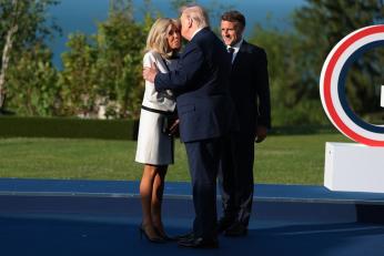 Ce i-ar fi șoptit Donald Trump lui Brigitte Macron la ureche. Momentul a devenit rapid viral pe rețelele de socializare