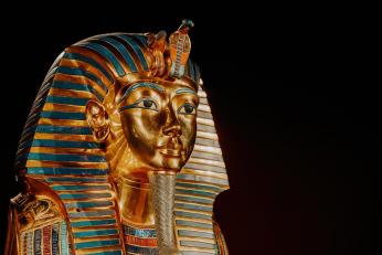 Experții încearcă să elucideze misterul „sticlei extraterestre” a lui Tutankhamon. Ce ar fi material neobișnuit, de fapt