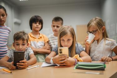 Cum afectează ecranele creierul copiilor. Experții avertizează părinții să fie atenți cu tabletele și smartphone-urile