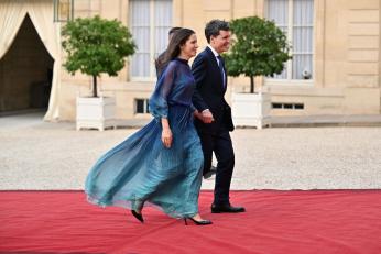 Partenera președintelui Nicușor Dan, apariție fără rezerve la Paris. Rochia transparentă aleasă la dineul lui Macron