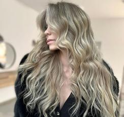 Șuvițele gri argintiu pe păr: alternativa modernă la blond pentru părul castaniu, negru, blond și alb