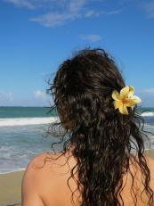 (P) Cum îți porți părul la plajă fără să renunți la stil? 5 coafuri recomandate de hairstyliști pentru zilele de vară