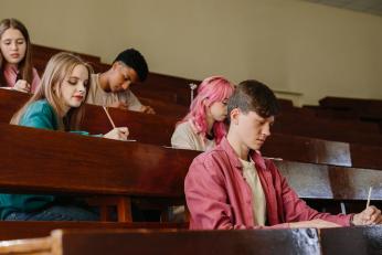 „Bătaie” pe locurile de la cea mai râvnită facultate din România. 10 candidați se luptă pentru un singur loc