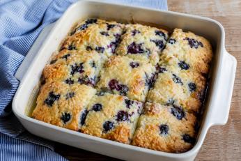 Biscuiți pufoși cu afine, copți în unt - Blueberry Butter Swim Biscuits