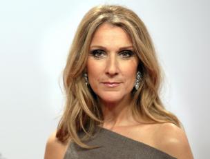 Céline Dion și-a expus picioarele într-o rochie mini chiar înainte de a intra pe scenă. Cum arată la 58 de ani