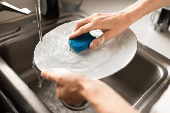 Pericolul ascuns din buretele de vase care te poate îmbolnăvi. Când trebuie înlocuit