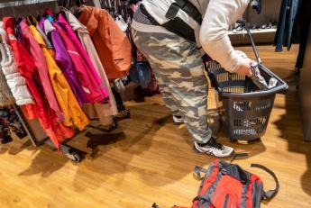 Un tânăr și-a cumpărat o jachetă dintr-un magazin second hand, apoi a realizat peste ce comoară a dat