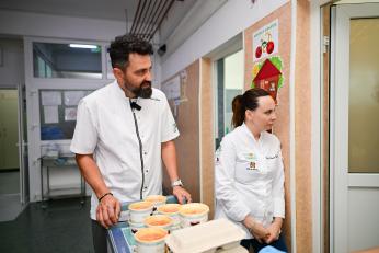 Chef Orlando Zaharia a gătit pentru copiii de la Spitalul de Pediatrie din Ploiești
