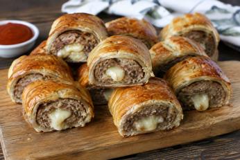 Rulouri crocante cu carne și mozzarella. Rețetă de gustare sățioasă și ușor de pregătit