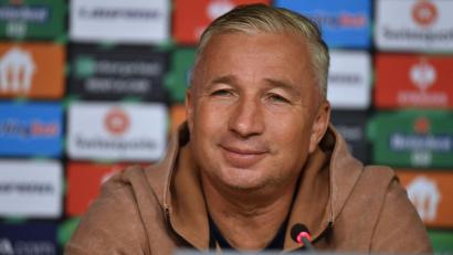 Imagini rare cu Dan Petrescu și fiica lui cea mică. Cei doi au fost surprinși ținându-se de mână prin București