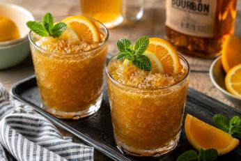Bourbon Slush. Rețetă de cocktail înghețat cu bourbon, citrice și ceai negru