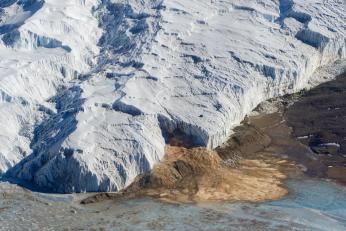 Ce cauzează „Cascada de Sânge” din Antarctica. Fenomenul care a uimit și experții